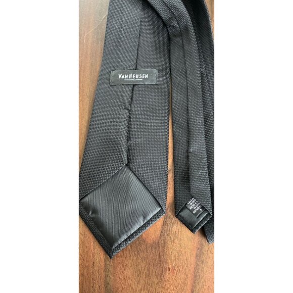 Vintage Men’s Van Heusen Tie Handmade All 100% Silk Solid Black Textured Tie Han - Picture 8 of 8
